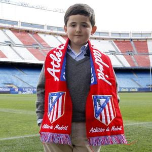 Rodrigo Arocena posando en el Vicente Calderón con la bufanda del Atlético de Madrid